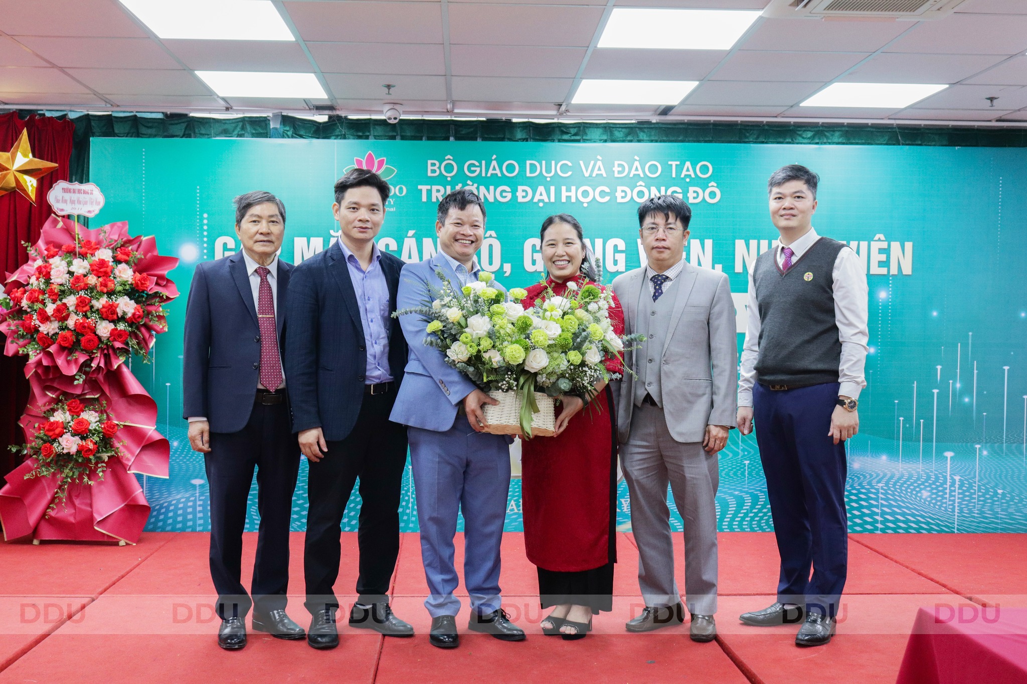 Khoa Dược - Xét nghiệm cũng trân trọng gửi tặng đóa hoa rực rỡ tới lãnh đạo Nhà trường